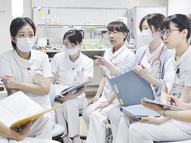 スタッフ会議の様子 スタッフイメージ   白衣姿のスタッフが集まり、資料を見ながら打ち合わせをしています。落ち着いて意見を交わせる、連携の様子が伝わります。