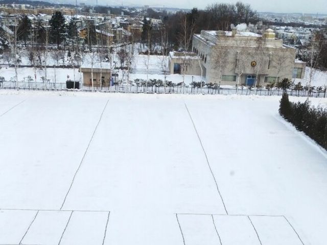 雪景色の中庭 中庭   一面に雪が積もった静かな中庭です。建物の外を見渡せる落ち着いた環境で、季節感を感じられます。