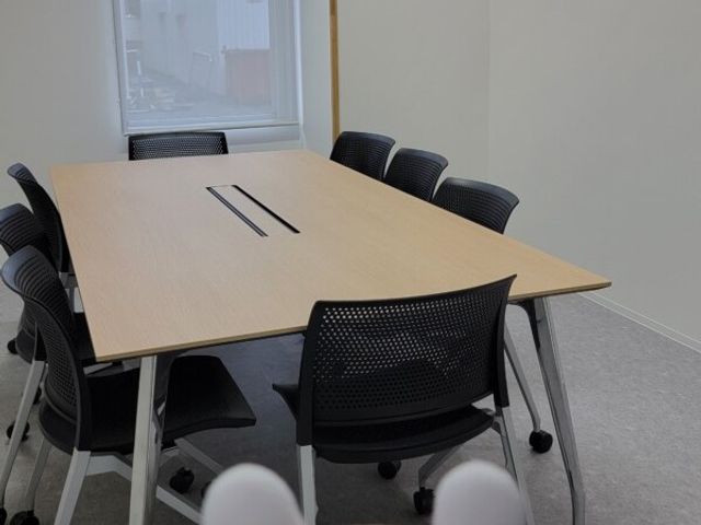 会議用テーブルの部屋 多目的室 窓から光が入る、落ち着いた会議用の空間です。打ち合わせや研修など、さまざまな場面で使いやすそうです。