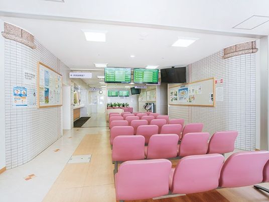 待合室の椅子が並ぶ廊下  