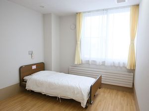 明るい居室のベッド  