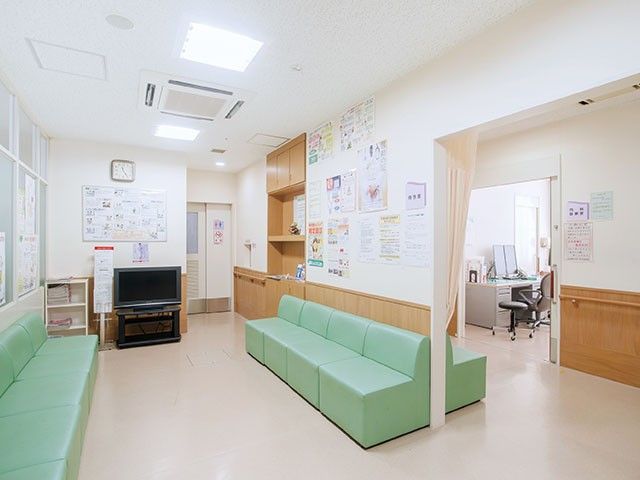 明るい共有スペース リビング   自然光が入り、明るく広い共有スペースです。ソファがゆったり配置され、落ち着いて過ごしやすい雰囲気です。