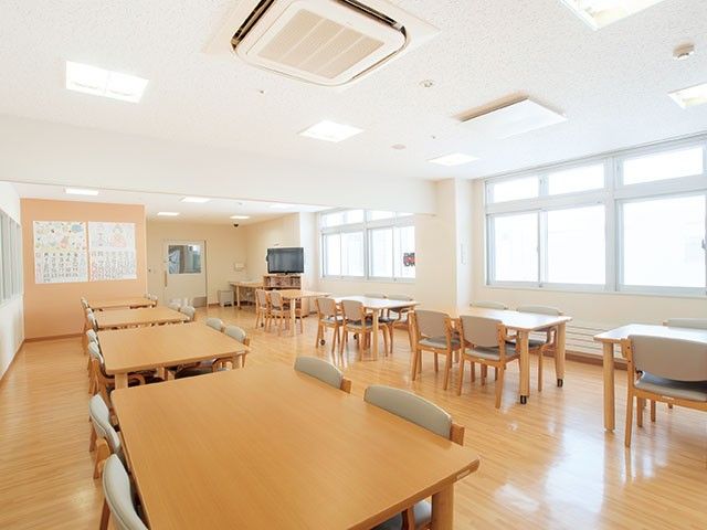 明るい食堂 食堂   大きな窓から自然光が入る、明るく開放的な食堂です。ゆったりしたテーブル配置で、食事や交流の場として使いやすそうです。