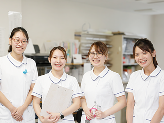 笑顔のスタッフ4人  