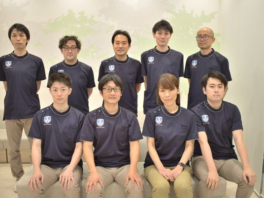 制服姿のスタッフ集合  