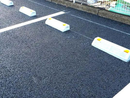 駐車場の車止め  