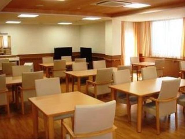 清潔感のある食堂 食堂 広々とした明るい空間が広がる食堂です。ここでなら心地よい時間を過ごしながら、ゆったりとした食事が楽しめます。