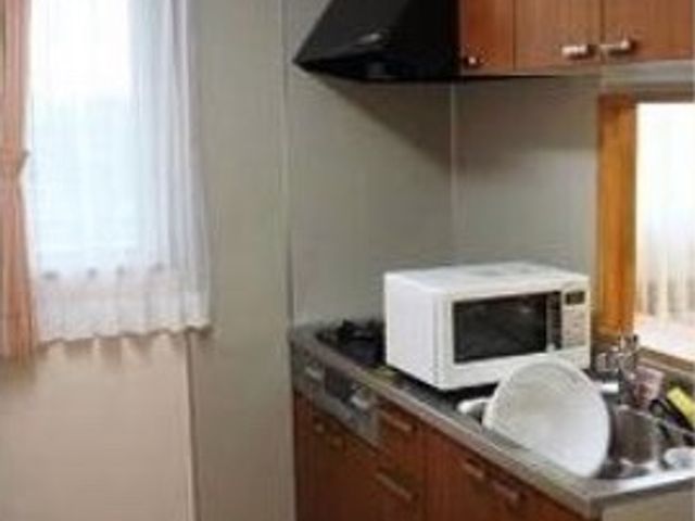 整備されたキッチン パントリー 清潔感漂うキッチンは、料理の準備に必要な設備が整っており、利用者の自立支援に役立っています。