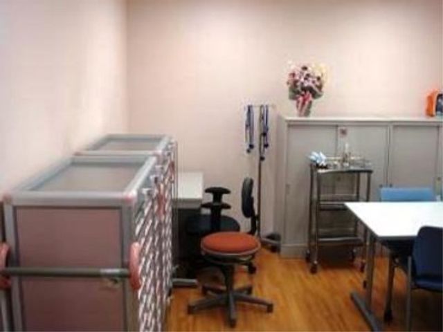 機能訓練器具のある部屋 健康管理室 柔軟に身体を動かせる訓練室です。スタッフと協力して、利用者の健康維持に励んでいただけます。