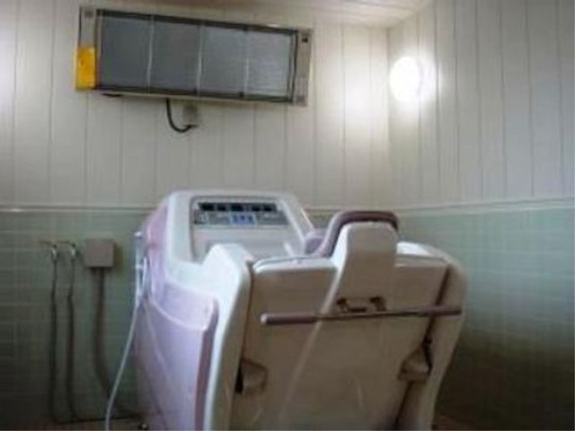 清潔な浴室設備 機械浴室 最新の設備を整えた清浄な浴室です。利用者の方々の快適なバスタイムをサポートします。