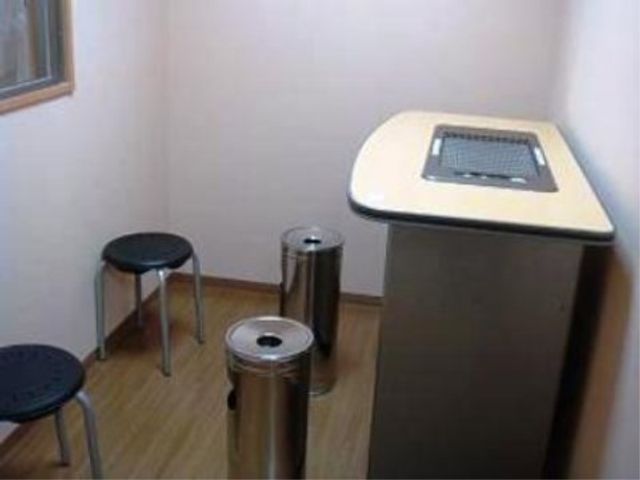 機能訓練室の設備 喫煙室 清潔感のある訓練室で、レベルに応じたリハビリが行えます。利用者の健康維持・向上を支援する環境が整っています。