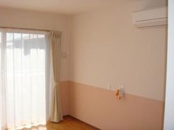 明るい個室の一角