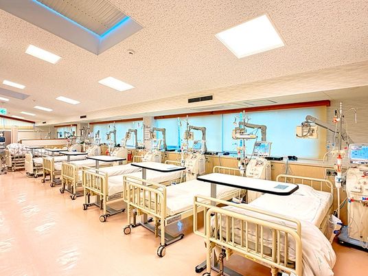 透析ベッドが並ぶ室内  