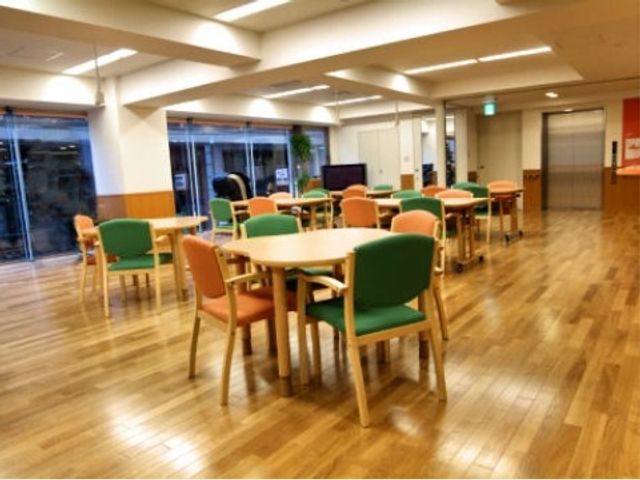 ゆったりとした食堂の空間 食堂 丸みを帯びたテーブルで構成された食堂は、温かみのある雰囲気です。人が写っていないため、平穏で穏やかな時間が流れていることが窺えます。