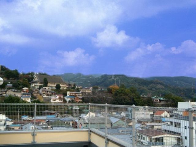 眺望が広がる屋上風景 屋上 屋上から見える広々とした風景は、日々の息抜きに最適な場所です。スタッフもこの開放感を楽しんでいます。