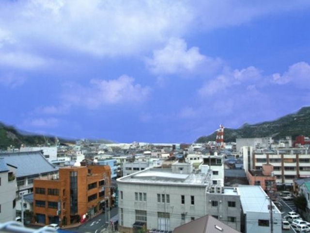 広がる街並みの景色 景色 高台から見渡す街の景色は開放感があり、心地よい風を感じながらの休息に最適です。
