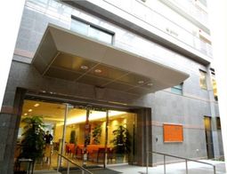 クリアなエントランス外観