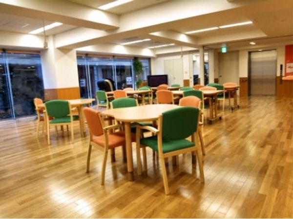 明るい食堂の空間
