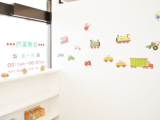 明るい廊下の掲示  