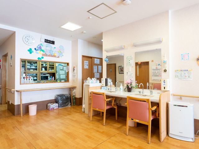 広々とした洗面台 洗面台 清潔感のある明るい洗面エリアです。作業台が広く、介護に便利です。