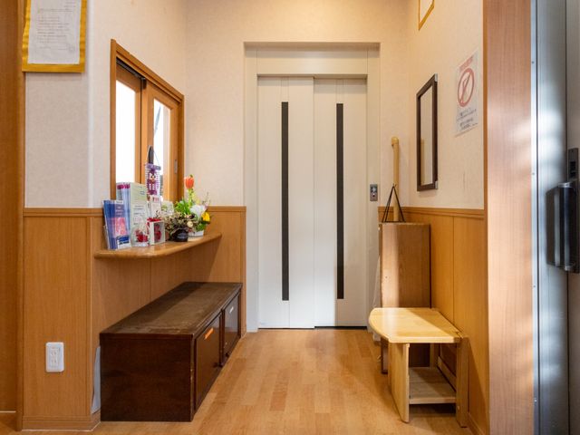 エレベーター前の廊下 廊下 自然光が差し込むエレベーター前の清潔感ある通路は、ベンチも備え付けられています。