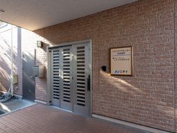 施設の看板と入り口