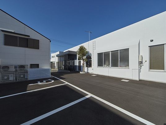 建物前の駐車場  