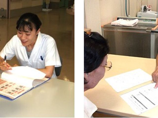 面談するスタッフの机 スタッフイメージ   書類を見ながら丁寧に説明している様子が見られます。就業前の相談や業務の確認がしやすそうです。