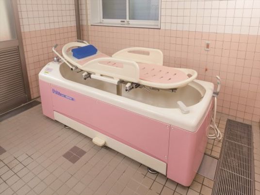 「ニチイホーム 大宮」の個別浴室。入浴介助用の設備を整えている。