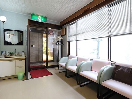 明るい待合の入口  