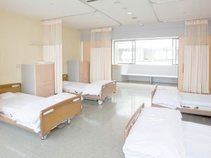 明るい居室のベッド  