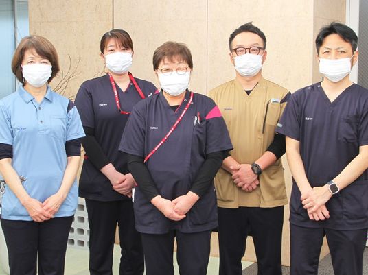 マスク姿のスタッフ集合  