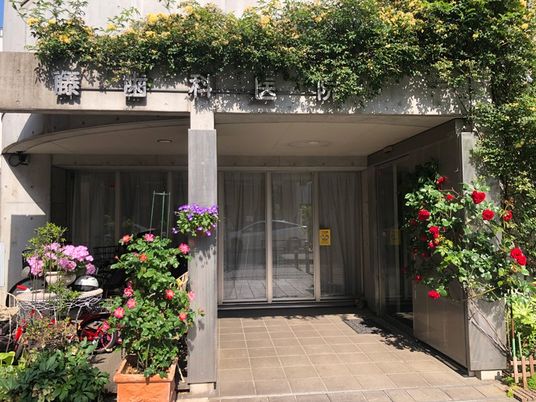 花に彩られた玄関前  