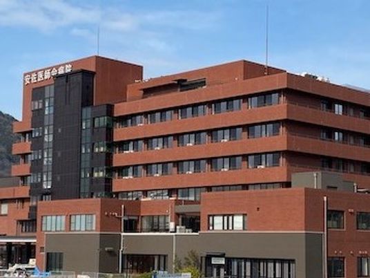 赤い外観の建物  