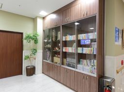 明るい書棚とガラスケース