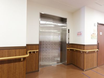 手すり付きのエレベーターホール