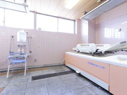 ピンクの浴室設備