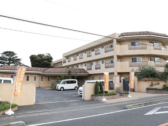 明るい外観の建物エントランス