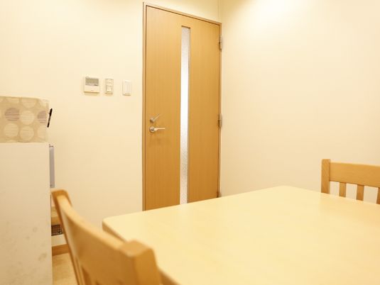 居室内のダイニングテーブル