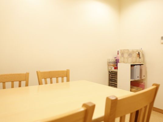 シンプルな食堂テーブル