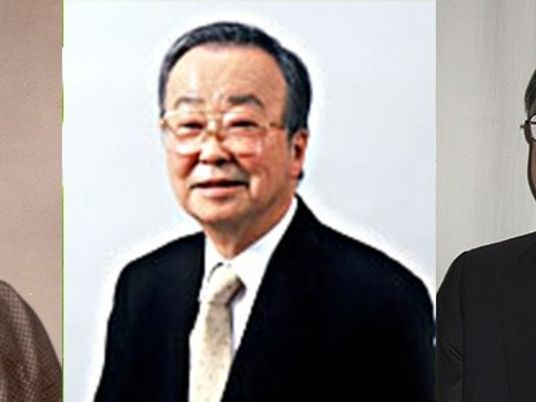 スーツ姿の男性が写る掲示物  