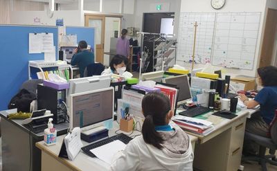 業務中の職員たちオフィス