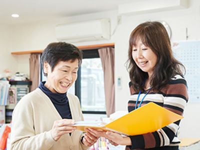 笑顔のスタッフと利用者の居室