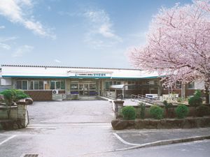 桜が彩る施設外観  