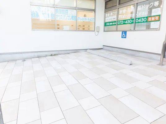 明るい屋外通路  