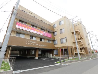 多機能な外観の建物
