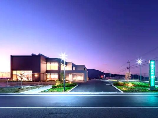 夕暮れの建物外観  