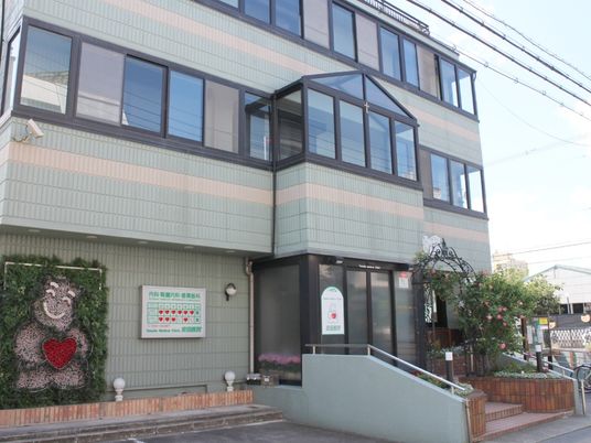 明るい外観の建物  