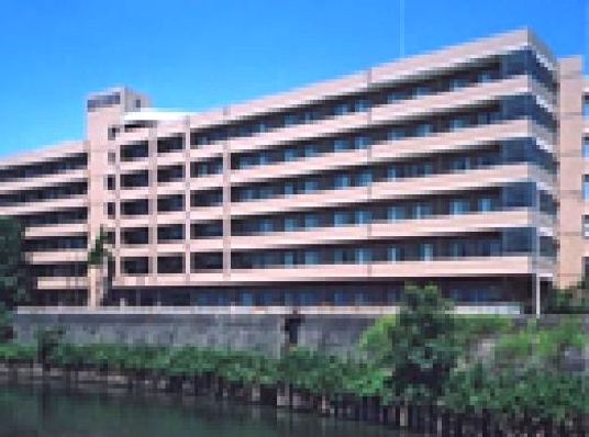 川沿いの施設外観  