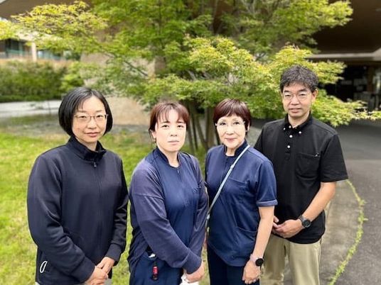 屋外のスタッフ集合  